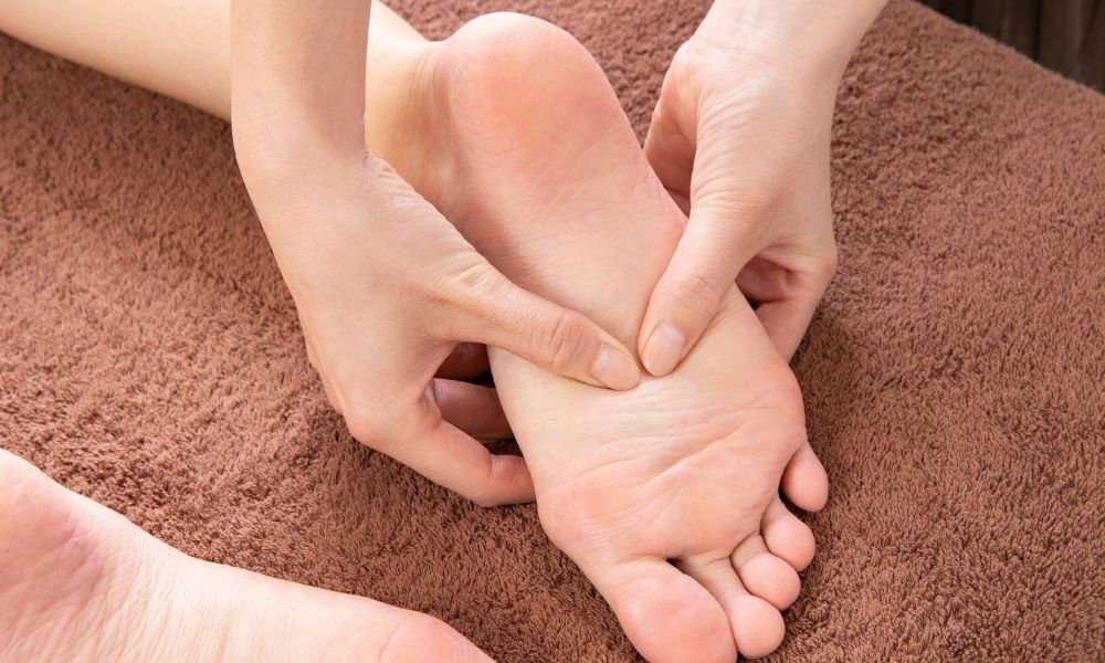 Kỹ thuật bấm huyệt lòng bàn chân giúp cải thiện tuần hoàn máu và giảm tê bì chân