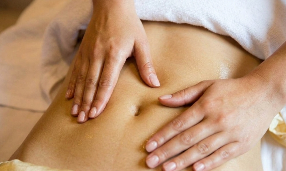 Cận cảnh kỹ thuật massage bụng chuyên sâu giúp làm ấm tử cung và giảm đau