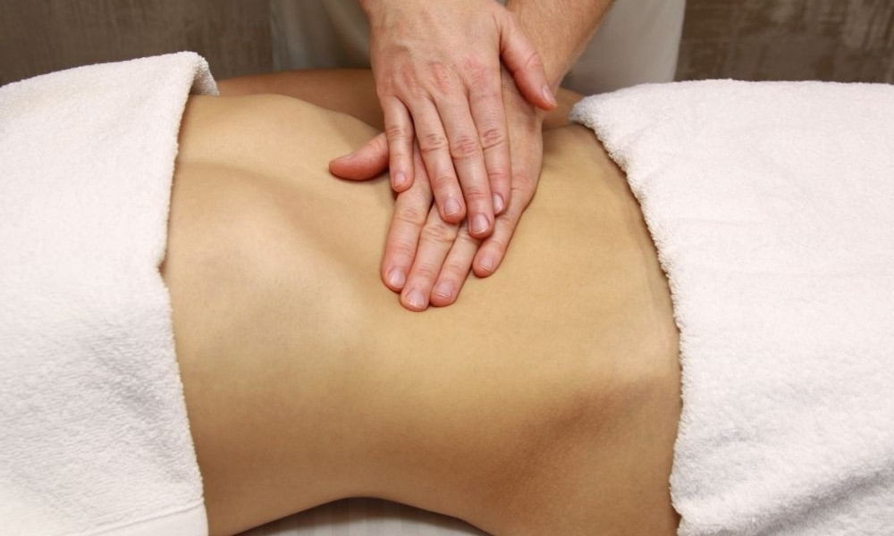 Kỹ thuật massage trị liệu vùng bụng giúp làm ấm tử cung tại Aman Spa