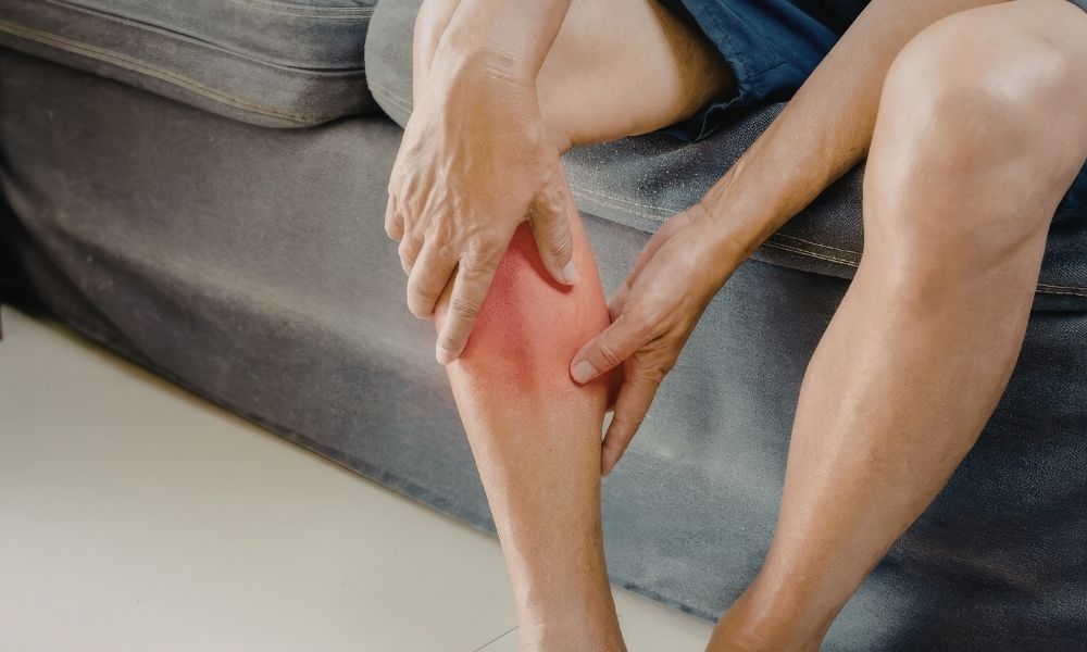 Tình trạng đau mỏi bắp chân và khớp gối khi thời tiết thay đổi thay đổi cần được massage trị liệu
