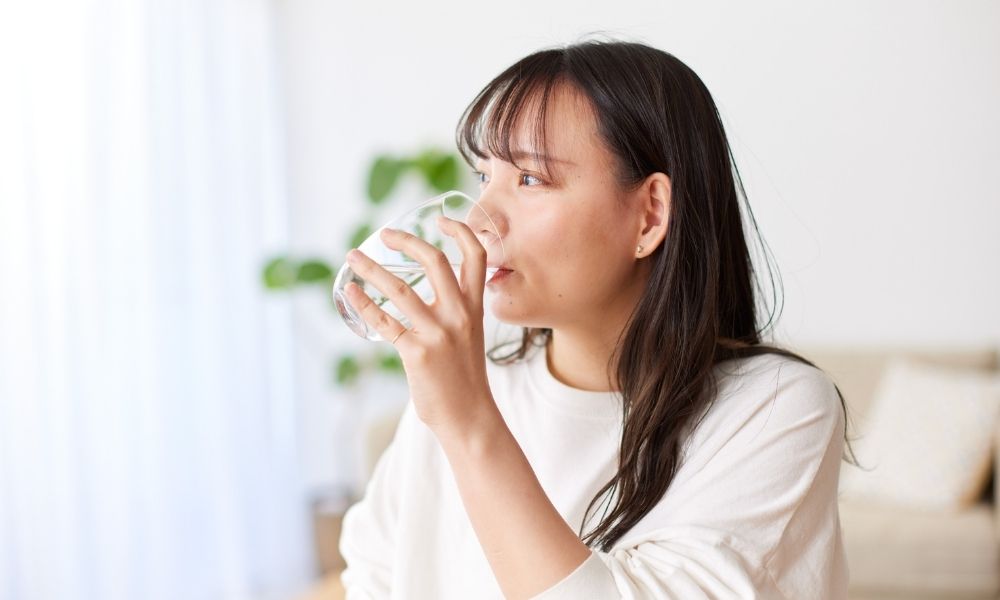 Thói quen uống đủ nước mỗi ngày giúp thanh lọc cơ thể và duy trì sức khỏe dẻo dai