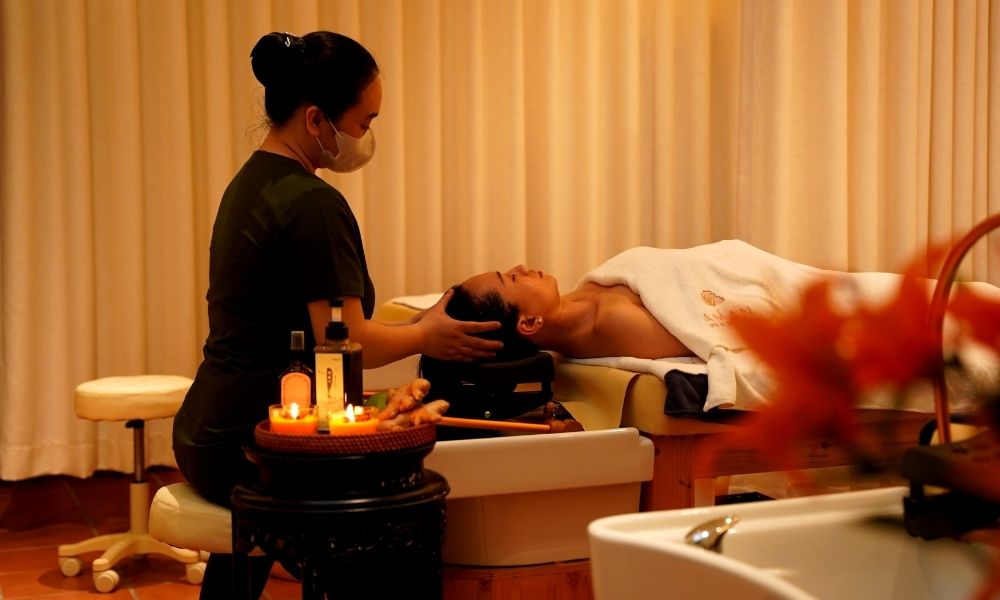 Kỹ thuật viên chuyên nghiệp chăm sóc khách hàng tại Aman Spa