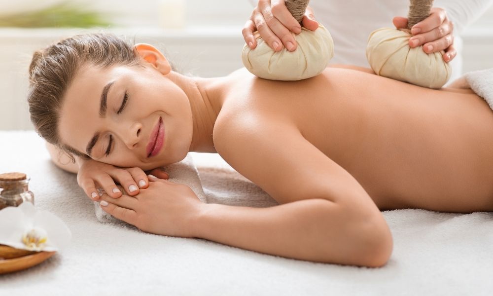 Khách Hàng Thư Giãn Với Dịch Vụ Massage Bó Thảo Mộc Tại Aman Spa