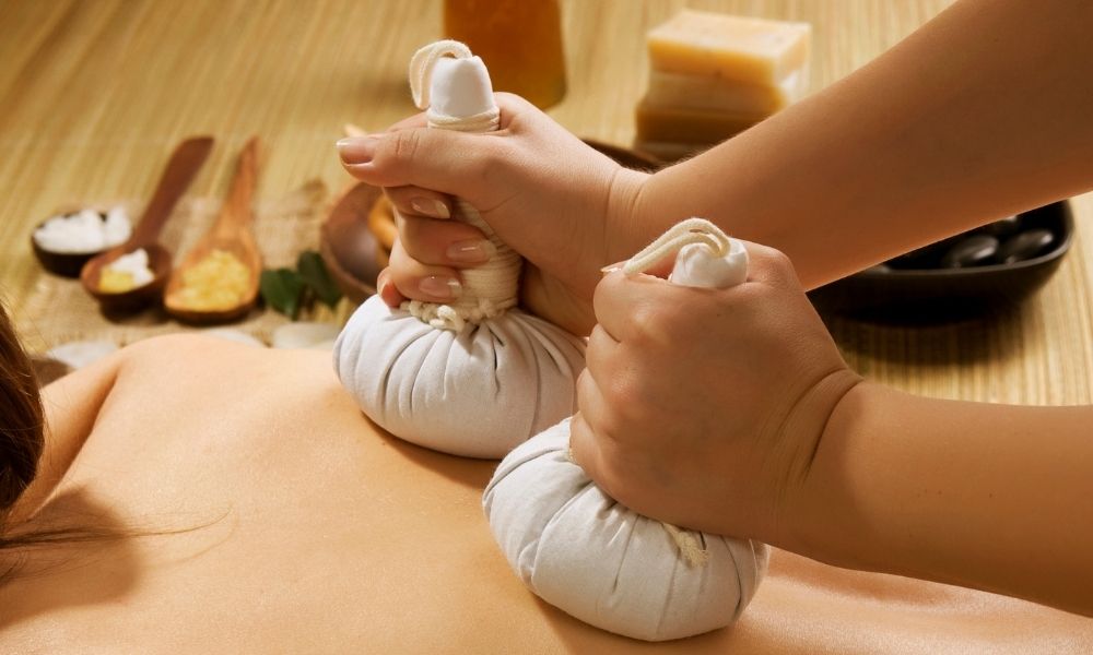 Massage thảo mộc trị liệu thư giãn tại Aman Spa