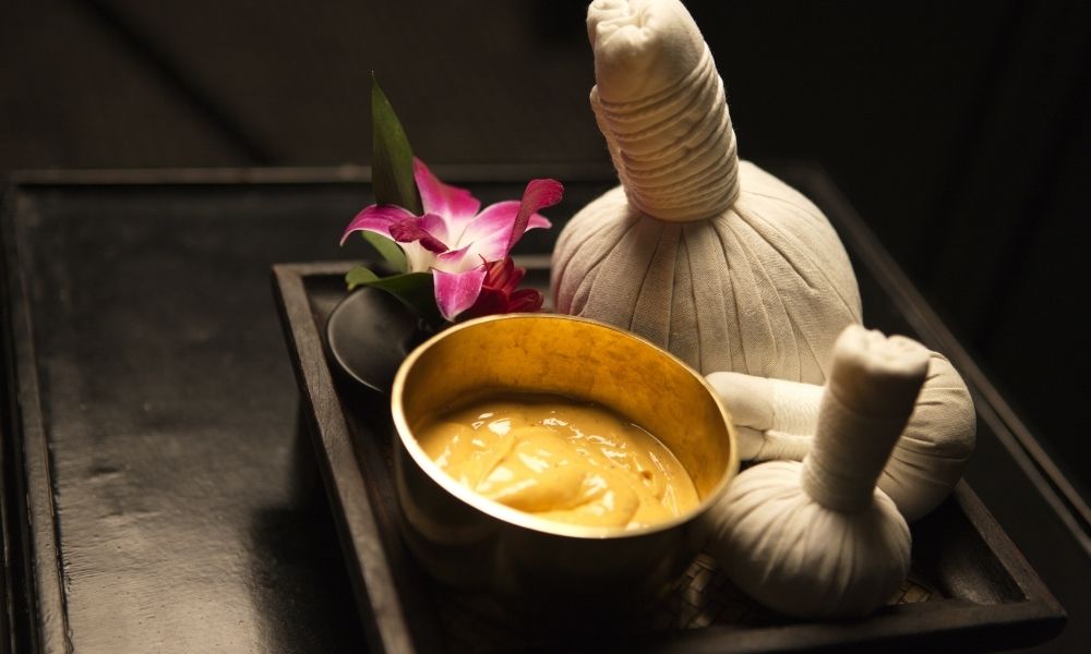 Túi Chườm Thảo Mộc Massage Thư Giãn Tại Aman Spa