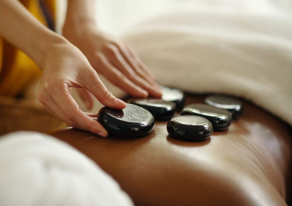Liệu trình massage đá nóng thư giãn toàn thân tại Aman Spa