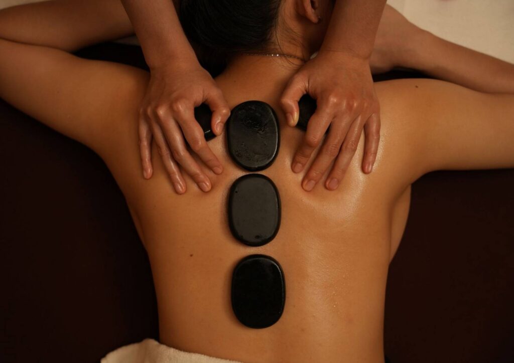Dịch vụ massage đá nóng thư giãn lưng chuyên sâu tại Aman Spa