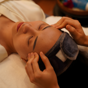 Thư giãn sâu với kỹ thuật massage ấn huyệt mặt bằng tinh dầu thiên nhiên tại Aman Spa.