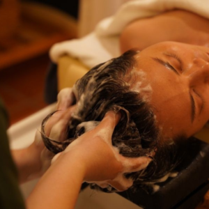 Dịch vụ gội đầu dưỡng sinh thảo dược thư giãn tại AMAN Spa & Wellness.