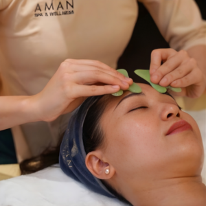 Liệu trình massage mặt bằng đá ngọc bích giúp nâng cơ, trẻ hóa da tại AMAN Spa.