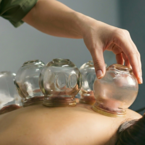 Trị liệu giác hơi giúp lưu thông khí huyết và giải tỏa đau nhức tại Aman Spa & Wellness.