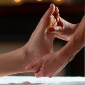 Massage chân trị liệu giãn tĩnh mạch giúp giảm sưng đau tại Aman Spa.