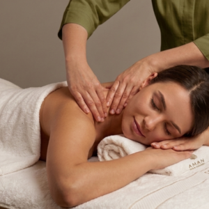 Trải nghiệm massage truyền thống tại Aman Spa để xua tan mệt mỏi và cân bằng cơ thể.