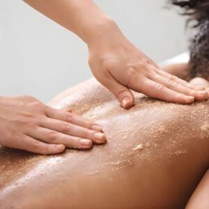 Dịch vụ tẩy tế bào chết toàn thân tại Aman Spa giúp làm sạch da, loại bỏ lớp sừng già cỗi, mang lại làn da mịn màng và tươi sáng.