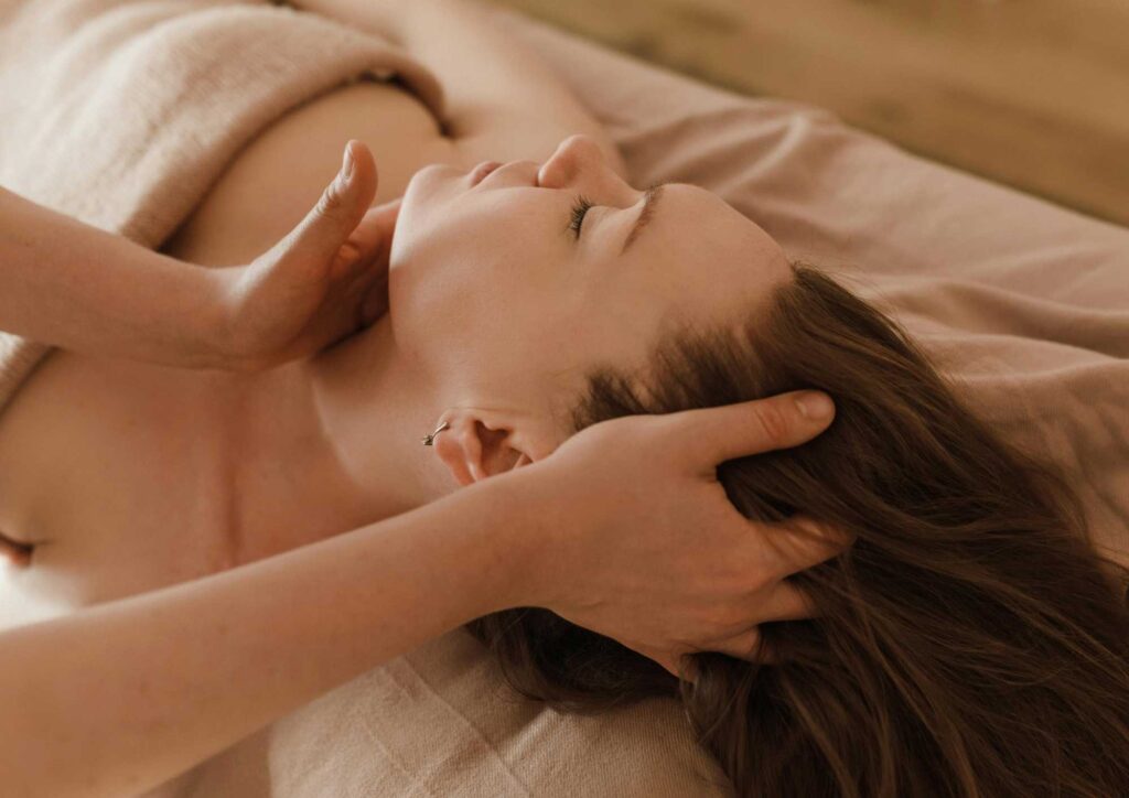 Liệu pháp massage Shiatsu ấn huyệt Nhật Bản giúp thư giãn cơ thể